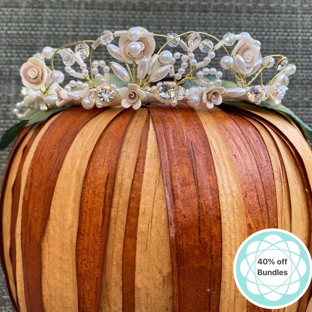 Sweet bridal tiara & garter by David’s. Circa 2004